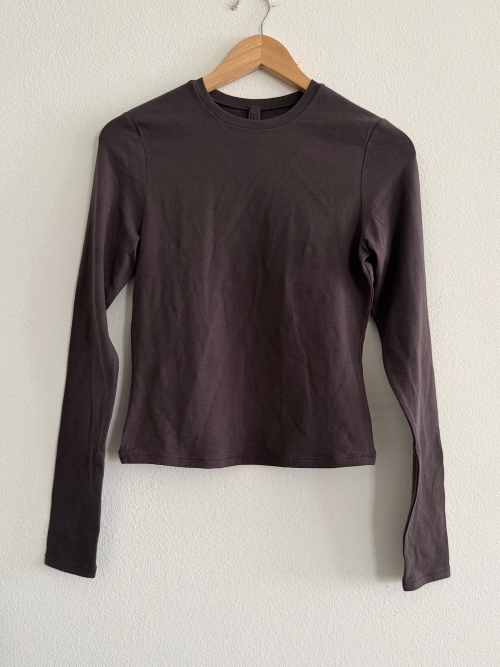 Skims Cotton Jersey Long Sleeve T-Shirt in Iron, size medium